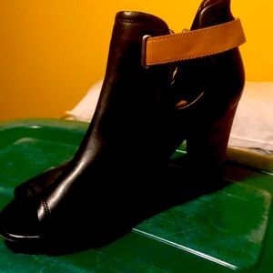 Peep toe Clark’s shootie!!